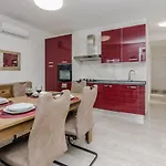 Seaview Glamour - By Ta Leut Agency Vir